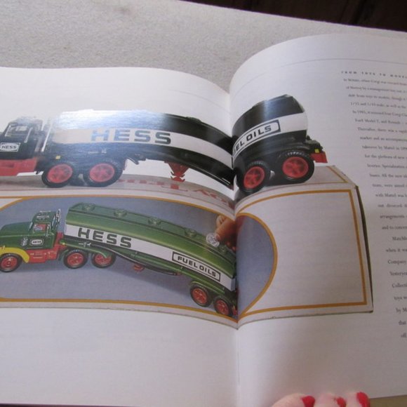 BOOK. CHRISTIE'S "WHEELS". MAGICAL WORLD OF AUTOMOTIVE TOYS - Picture 8 of 8
